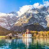 Panoramablick auf die berühmte Pilgerkirche St.Bartholomae am Königsee im Nationalpark Berchtesgadener Land in Bayern