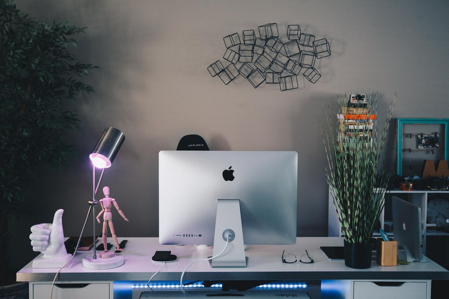 Anonym, 25     Job: Industriedesignerin  Büro  40 Stunden pro Woche, oft projektbezogen Überstunden  3300 Euro brutto  Wert auf der Zufriedenheitsskala von 1 bis 72:  35      Ich sitze am PC und zeichne, nine-to-five. Ich bin noch nicht lange genug dabei, um es genau zu beurteilen, aber es scheint bergauf zu gehen in der Branche. Die Richtung ändert sich hin zu Künstlicher Intelligenz, Internet of Things, Virtual Reality. Das hier ist mein erster Job – aber happy bin ich nicht wirklich. Irgendwie beneide ich meine Freunde ein wenig, die alle noch studieren. Da wirkt alles noch so offen. Andererseits bin ich froh über die Erfahrung – und keine unbezahlten Praktika mehr machen zu müssen. Ich habe mir nie so super konkret vorgestellt, wo ich wann in meiner Karriere lande, aber jetzt bin ich hier. Vielleicht mache ich noch einen Master. Ich würde gern noch andere Büros kennenlernen, neue Erfahrungen machen. Es ist nicht so, als würde ich mich langweilen. Aber es wird auf jeden Fall nicht meine letzte Station gewesen sein. 