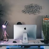 Anonym, 25     Job: Industriedesignerin  Büro  40 Stunden pro Woche, oft projektbezogen Überstunden  3300 Euro brutto  Wert auf der Zufriedenheitsskala von 1 bis 72:  35      Ich sitze am PC und zeichne, nine-to-five. Ich bin noch nicht lange genug dabei, um es genau zu beurteilen, aber es scheint bergauf zu gehen in der Branche. Die Richtung ändert sich hin zu Künstlicher Intelligenz, Internet of Things, Virtual Reality. Das hier ist mein erster Job – aber happy bin ich nicht wirklich. Irgendwie beneide ich meine Freunde ein wenig, die alle noch studieren. Da wirkt alles noch so offen. Andererseits bin ich froh über die Erfahrung – und keine unbezahlten Praktika mehr machen zu müssen. Ich habe mir nie so super konkret vorgestellt, wo ich wann in meiner Karriere lande, aber jetzt bin ich hier. Vielleicht mache ich noch einen Master. Ich würde gern noch andere Büros kennenlernen, neue Erfahrungen machen. Es ist nicht so, als würde ich mich langweilen. Aber es wird auf jeden Fall nicht meine letzte Station gewesen sein. 