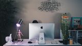 Anonym, 25     Job: Industriedesignerin  Büro  40 Stunden pro Woche, oft projektbezogen Überstunden  3300 Euro brutto  Wert auf der Zufriedenheitsskala von 1 bis 72:  35      Ich sitze am PC und zeichne, nine-to-five. Ich bin noch nicht lange genug dabei, um es genau zu beurteilen, aber es scheint bergauf zu gehen in der Branche. Die Richtung ändert sich hin zu Künstlicher Intelligenz, Internet of Things, Virtual Reality. Das hier ist mein erster Job – aber happy bin ich nicht wirklich. Irgendwie beneide ich meine Freunde ein wenig, die alle noch studieren. Da wirkt alles noch so offen. Andererseits bin ich froh über die Erfahrung – und keine unbezahlten Praktika mehr machen zu müssen. Ich habe mir nie so super konkret vorgestellt, wo ich wann in meiner Karriere lande, aber jetzt bin ich hier. Vielleicht mache ich noch einen Master. Ich würde gern noch andere Büros kennenlernen, neue Erfahrungen machen. Es ist nicht so, als würde ich mich langweilen. Aber es wird auf jeden Fall nicht meine letzte Station gewesen sein. 