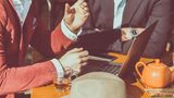 Anonym, 30  Job: Politikberater bei der Gesellschaft für Internationale Zusammenarbeit (GIZ GmbH)  Büro  32 Stunden pro Woche  Überstunden: ja, aber kann man abfeiern  3250 Euro brutto  Wert auf der Zufriedenheitsskala von 1 bis 72: 55      Meiner Branche geht es sehr gut. Krisen nehmen global zu, das ist zwar schlecht für die Welt, aber – zynisch gesagt – gut für unser Unternehmen, da unsere Aufträge zunehmen. Ich bin heute genau dort, wo ich mich vor fünf Jahren gesehen habe. Nur, dass es anders ist, als ich es mir vorgestellt habe. Mein Arbeitsalltag sieht so aus: E-Mails. Anrufe. Meetings. Wenn ich von der Arbeit komme, habe ich aber wirklich Feierabend – das fühlt sich gut an. Beim Verdienst liege ich wohl etwas über dem Durchschnitt in meinem Alter, aber unsere Verträge sind meist befristet und auf lange Sicht muss bei uns die Bereitschaft da sein, ins Ausland zu gehen. Das ist für Beziehungen schwierig. Ich würde gern noch zwei bis drei Jahre weitermachen und mich irgendwann selbständig machen. Beschweren will ich mich aber nicht. Ich könnte jetzt keinen Job nennen, in dem es den Menschen besser geht. Schlechter aber auch nicht. Das ist alles relativ. 