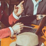 Anonym, 30  Job: Politikberater bei der Gesellschaft für Internationale Zusammenarbeit (GIZ GmbH)  Büro  32 Stunden pro Woche  Überstunden: ja, aber kann man abfeiern  3250 Euro brutto  Wert auf der Zufriedenheitsskala von 1 bis 72: 55      Meiner Branche geht es sehr gut. Krisen nehmen global zu, das ist zwar schlecht für die Welt, aber – zynisch gesagt – gut für unser Unternehmen, da unsere Aufträge zunehmen. Ich bin heute genau dort, wo ich mich vor fünf Jahren gesehen habe. Nur, dass es anders ist, als ich es mir vorgestellt habe. Mein Arbeitsalltag sieht so aus: E-Mails. Anrufe. Meetings. Wenn ich von der Arbeit komme, habe ich aber wirklich Feierabend – das fühlt sich gut an. Beim Verdienst liege ich wohl etwas über dem Durchschnitt in meinem Alter, aber unsere Verträge sind meist befristet und auf lange Sicht muss bei uns die Bereitschaft da sein, ins Ausland zu gehen. Das ist für Beziehungen schwierig. Ich würde gern noch zwei bis drei Jahre weitermachen und mich irgendwann selbständig machen. Beschweren will ich mich aber nicht. Ich könnte jetzt keinen Job nennen, in dem es den Menschen besser geht. Schlechter aber auch nicht. Das ist alles relativ. 