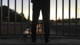 Zoé, 24  Job: Köchin im Restaurant  1400 Euro netto, Mindestlohn plus Trinkgeld  30-40 Stunden pro Woche  Sicher werde ich mit 42 eine andere Meinung haben als jetzt mit 24. Aber ich möchte im Jetzt leben. Ich bin vor zwei Jahren aus einem Dorf in Frankreich nach Berlin gegangen. Habe alles stehen und liegen gelassen. Seitdem arbeite ich Dienstag bis Samstag sechs Stunden abends in der Küche und jongliere mit Steaks, Pommes und Geschirr. Ich sehe meinen Freund sehr wenig, weil er tagsüber arbeitet, verbrenne mir jeden Tag die Finger und, klar, ich hätte gern mehr Urlaub. An Karriere glaube ich nicht. Vielleicht habe ich den einen Job für mich noch nicht gefunden, vielleicht gibt es das aber auch nicht. Alle meine Freunde, die für eine gut bezahlte Zukunft studiert haben, finden jetzt keinen Job und haben kein Geld. Ich verdiene jetzt schon mein eigenes Geld. Darauf bin ich stolz.