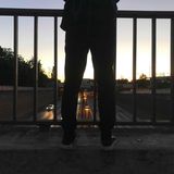 Zoé, 24  Job: Köchin im Restaurant  1400 Euro netto, Mindestlohn plus Trinkgeld  30-40 Stunden pro Woche  Sicher werde ich mit 42 eine andere Meinung haben als jetzt mit 24. Aber ich möchte im Jetzt leben. Ich bin vor zwei Jahren aus einem Dorf in Frankreich nach Berlin gegangen. Habe alles stehen und liegen gelassen. Seitdem arbeite ich Dienstag bis Samstag sechs Stunden abends in der Küche und jongliere mit Steaks, Pommes und Geschirr. Ich sehe meinen Freund sehr wenig, weil er tagsüber arbeitet, verbrenne mir jeden Tag die Finger und, klar, ich hätte gern mehr Urlaub. An Karriere glaube ich nicht. Vielleicht habe ich den einen Job für mich noch nicht gefunden, vielleicht gibt es das aber auch nicht. Alle meine Freunde, die für eine gut bezahlte Zukunft studiert haben, finden jetzt keinen Job und haben kein Geld. Ich verdiene jetzt schon mein eigenes Geld. Darauf bin ich stolz.