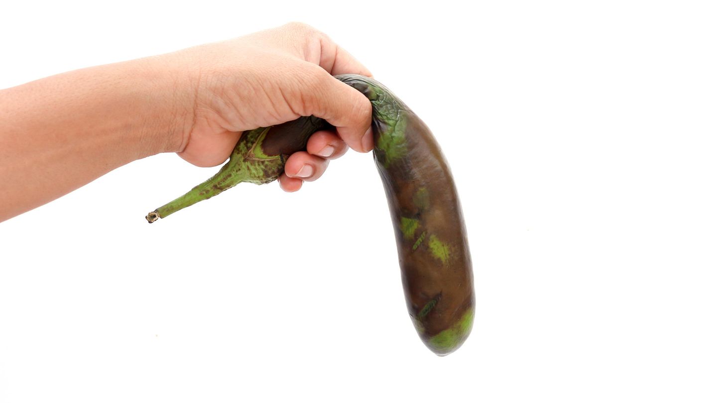 Aubergine in Hand