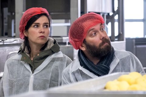Die Kommissare Dorn (Nora Tschirner) und Lessing (Christian Ulmen) ermitteln in einer Kloßfabrik