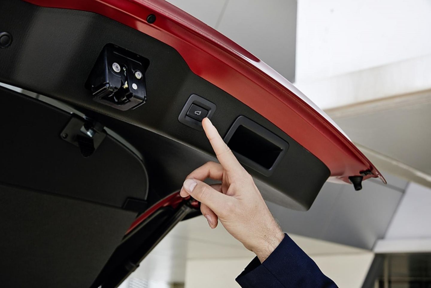 Die heckklappe des Mazda CX-5 öffnet auf Knopfdruck