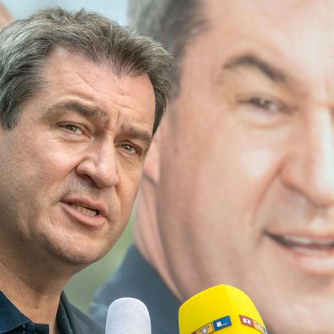 Markus Söder, Ministerpräsident von Bayern, stellt ein CSU-Wahlplakat vor.