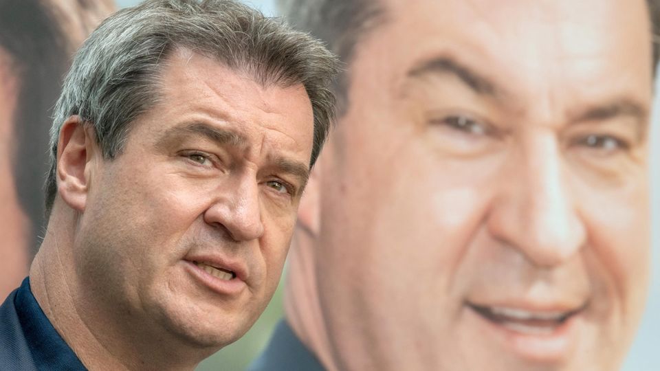 Markus Söder, Ministerpräsident von Bayern, stellt ein CSU-Wahlplakat vor.