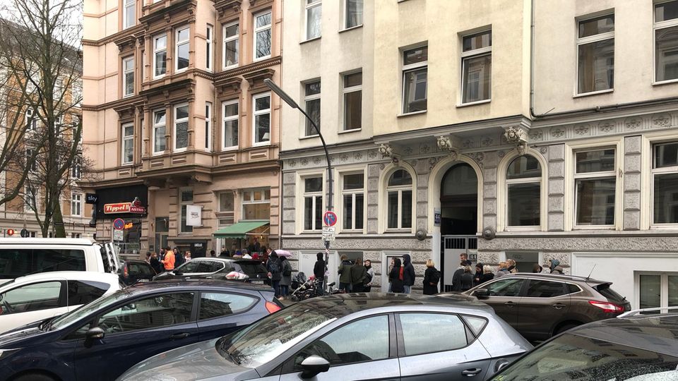 "Die Höhle der Löwen": Auch bei Regen ist die Schlange vor der "Luicella's"-Filiale in Hamburg St. Pauli lang. Auch bei Regen ist die Schlange vor der "Luicella's"-Filiale in Hamburg St. Pauli lang.