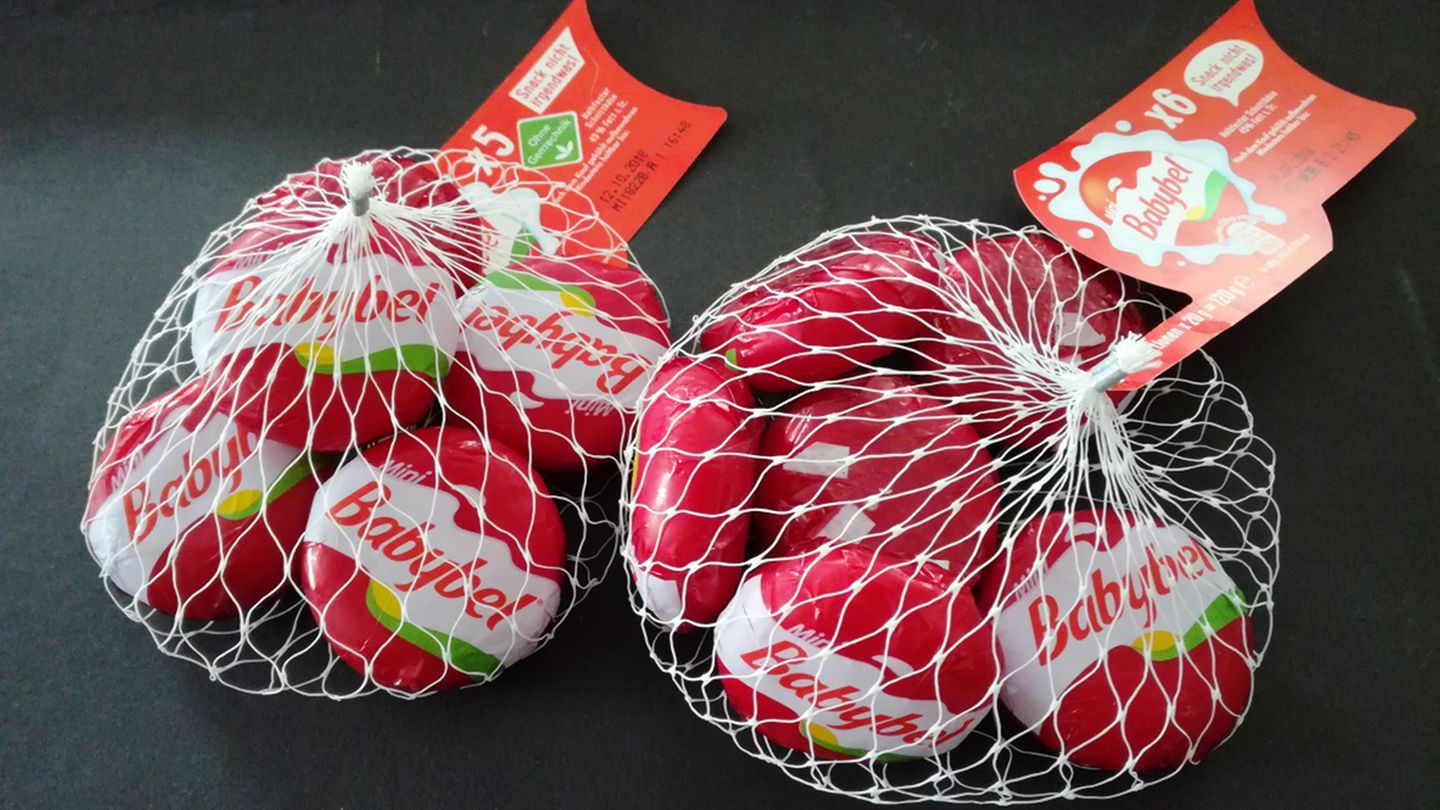 Babybel August 2018: Fans von Babybel finden seit Neuestem eine Käsekugel weniger im Netz. Im Supermarkt sind es fünf statt sechs Stück, im Discounter sechs statt sieben und bei den Großpackungen neun statt zehn. Der Preis ist bei den meisten Händlern identisch geblieben, was laut Verbraucherzentrale einer Preiserhöhung von bis zu 20 Prozent entspricht. Hersteller Bel verteidigt die versteckte Preiserhöhung damit, dass das Produkt seit Juli gentechnikfrei hergestellt wird.