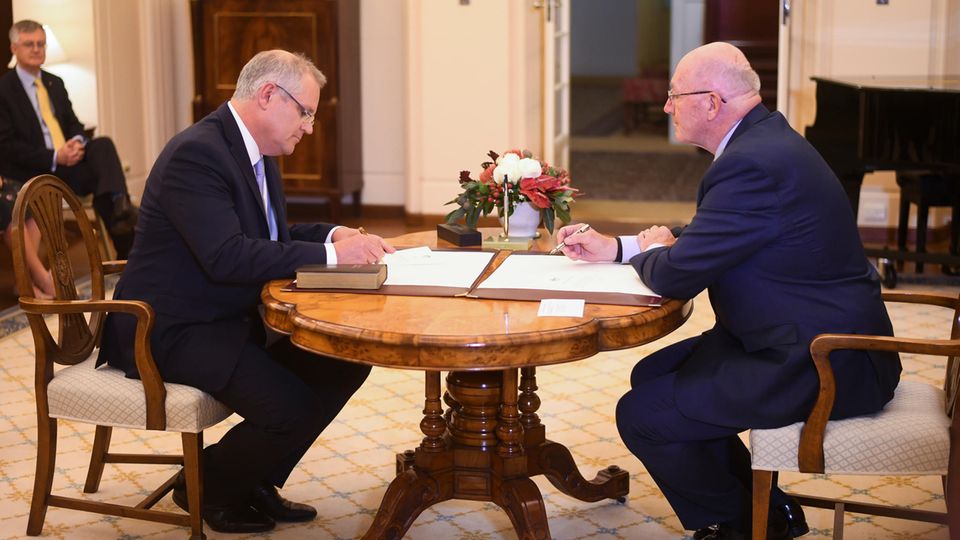 Scott Morrison (l.) wurde von Generalgouverneur Sir Peter Cosgrove zum Premierminister von Australien ernannt Scott Morrison (l.) wurde von Generalgouverneur Sir Peter Cosgrove zum Premierminister von Australien ernannt