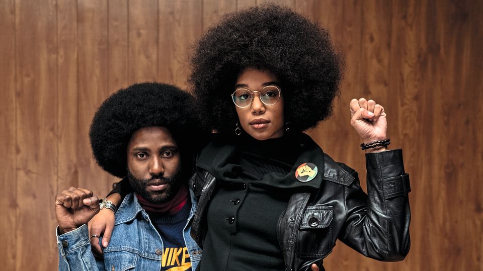 Neuer Kinofilm über Rassismus: Mit Afro-Locken gegen die Rassisten: John David Washington (l.) als Undercover-Ermittler mit seiner Filmfreundin Mit Afro-Locken gegen die Rassisten: John David Washington (l.) als Undercover-Ermittler mit seiner Filmfreundin