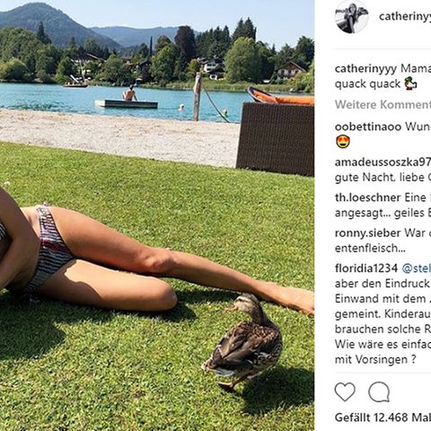 Cathy Hummels posiert im Bikini mit einer Ente am See