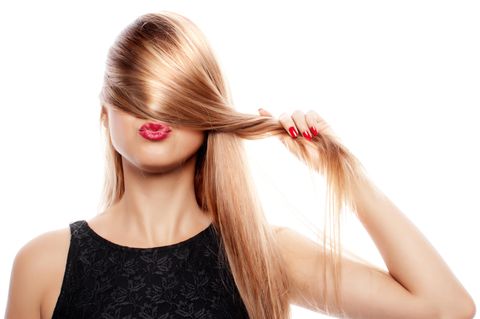 Frau mit glatten Haaren