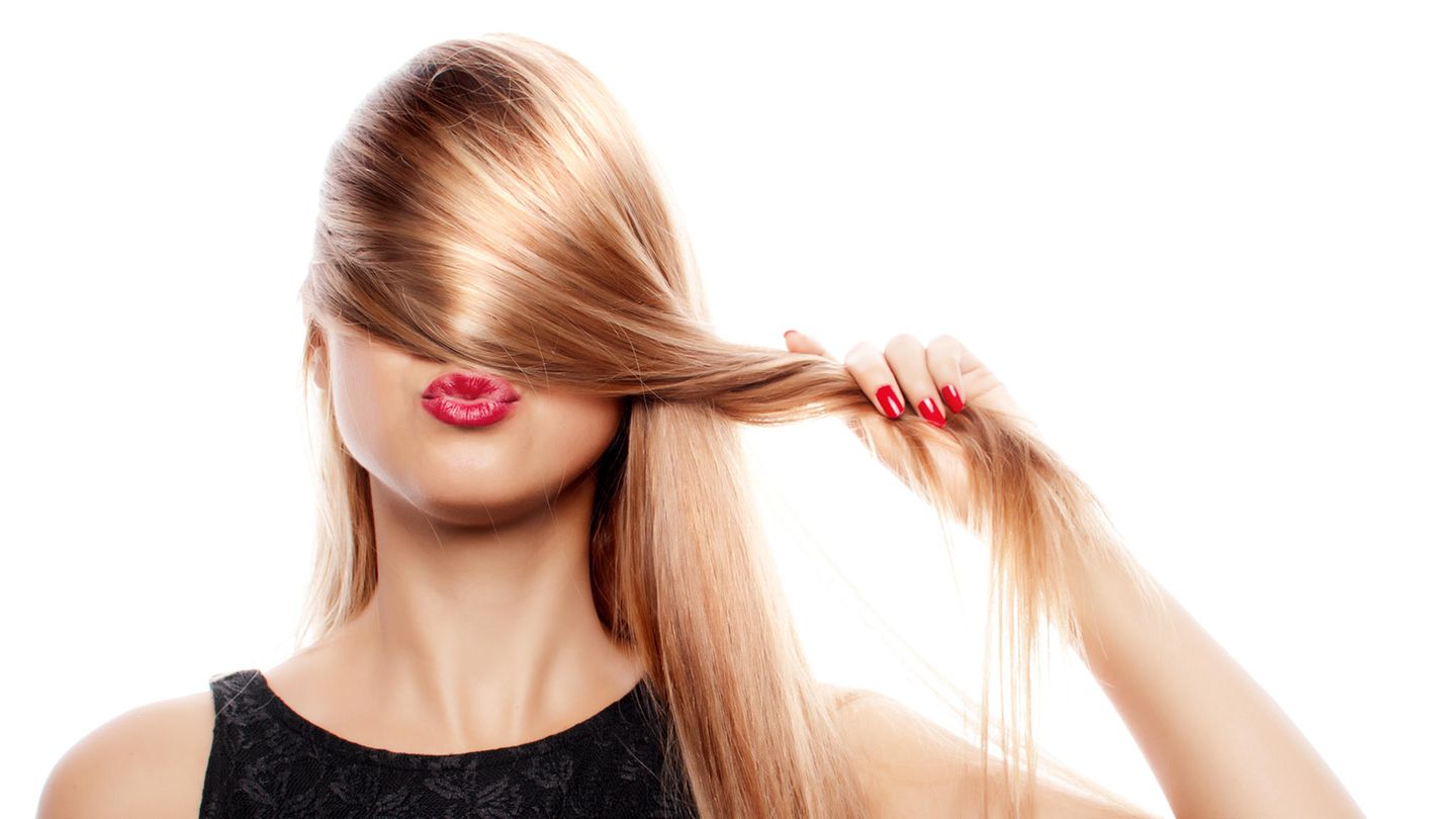 Frau mit glatten Haaren