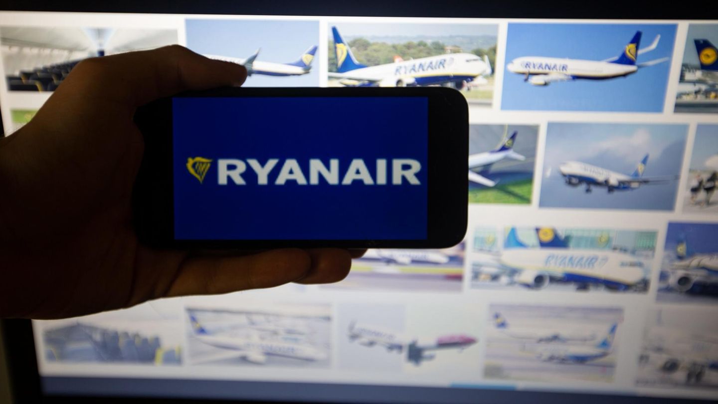 Kunden stehen am Gate von Ryanair
