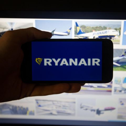 Kunden stehen am Gate von Ryanair