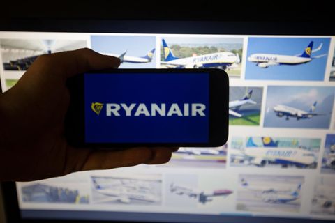 Kunden stehen am Gate von Ryanair