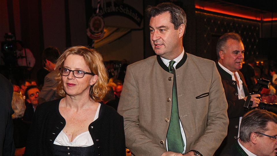 Natascha Kohnen im Porträt: Wenn wir jetzt Bayerisch könnten, würden wir etwa sagen: "Scho schee, wie ihr zwoa eich ned mögts." Herausforderin Kohnen und Markus Söder auf dem Nockherberg Wenn wir jetzt Bayerisch könnten, würden wir etwa sagen: "Scho schee, wie ihr zwoa eich ned mögts." Herausforderin Kohnen und Markus Söder auf dem Nockherberg