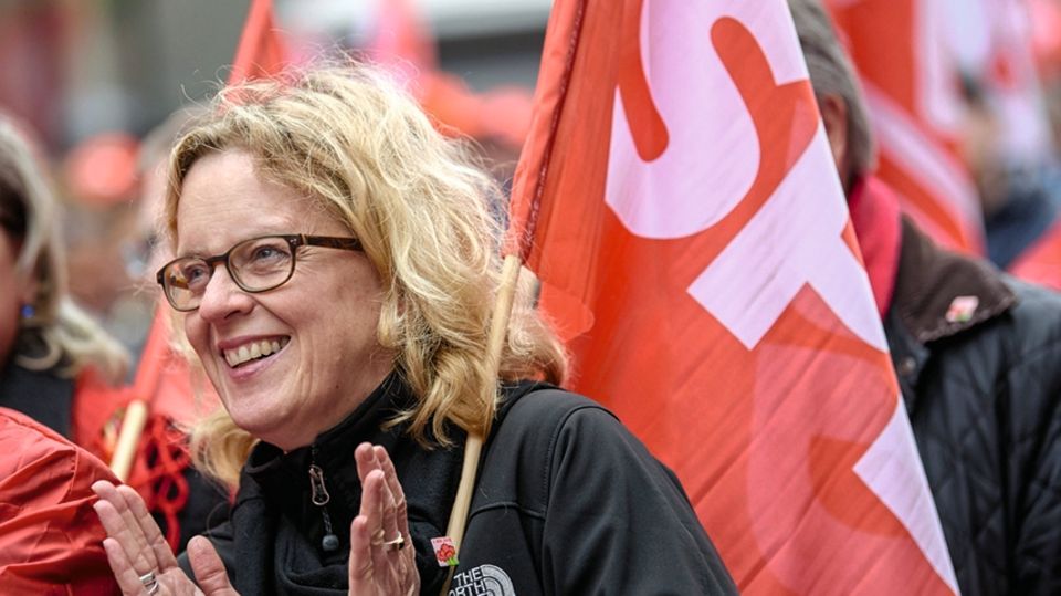 Natascha Kohnen im Porträt: Hoch die Internationale Solidarität! Die SPD-Spitzenkandidatin Kohnen demonstriert am 1. Mai Seit' an Seit' mit den Genossen und denen vom DGB durch Nürnberg. Ganz zufällig – Home of Söder Hoch die Internationale Solidarität! Die SPD-Spitzenkandidatin Kohnen demonstriert am 1. Mai Seit' an Seit' mit den Genossen und denen vom DGB durch Nürnberg. Ganz zufällig – Home of Söder