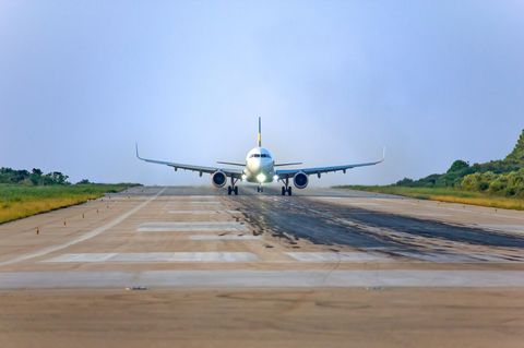 Ein Flugzeug auf der Rollbahn des Flughafen auf Skiathos