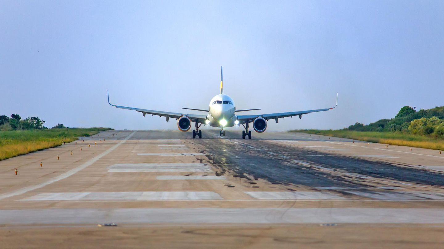 Ein Flugzeug auf der Rollbahn des Flughafen auf Skiathos