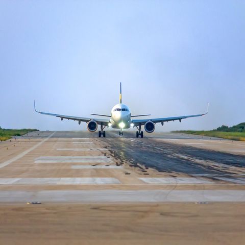 Ein Flugzeug auf der Rollbahn des Flughafen auf Skiathos