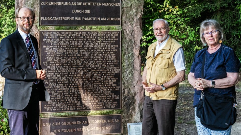 Ramstein-Opfer: Familie Jatzko vor dem Gedenkstein für die Opfer der Ramstein-Katastrophe: Gesprächstherapeutin Sybille Jatzko und Ehemann Hartmut (Mitte) gehörten vor 30 Jahren zu den Ersten, die sich um die langfristigen seelischen Leiden von Katastrophenopfern kümmerten. Nach zahlreichen Unglücken gründeten sie für die Überlebenden und Angehörigen "Schicksalsgemeinschaften". Sohn Alexander Jatzko ist wie sein Vater Mediziner und behandelt in einer Klinik in Kaiserslautern Traumatisierte Familie Jatzko vor dem Gedenkstein für die Opfer der Ramstein-Katastrophe: Gesprächstherapeutin Sybille Jatzko und Ehemann Hartmut (Mitte) gehörten vor 30 Jahren zu den Ersten, die sich um die langfristigen seelischen Leiden von Katastrophenopfern kümmerten. Nach zahlreichen Unglücken gründeten sie für die Überlebenden und Angehörigen "Schicksalsgemeinschaften". Sohn Alexander Jatzko ist wie sein Vater Mediziner und behandelt in einer Klinik in Kaiserslautern Traumatisierte