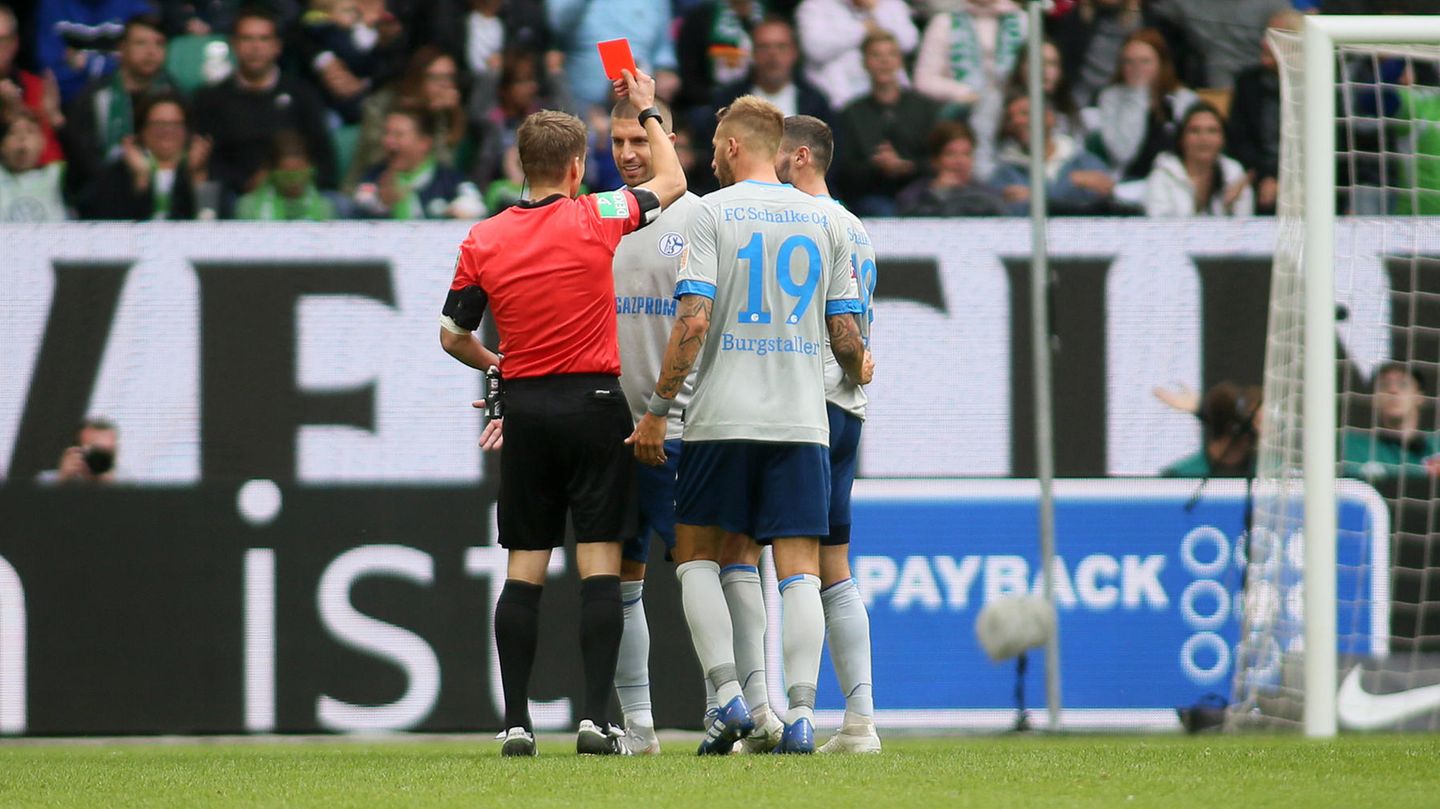 Eine entscheidende Szene des Spiels: Schiedsrichter Patrick Ittrich zeigt dem Schalker Angreifer Guido Burgstaller nach dem Videobeweis die Rote Karte. Zuvor hatte er nur Gelb gezückt.