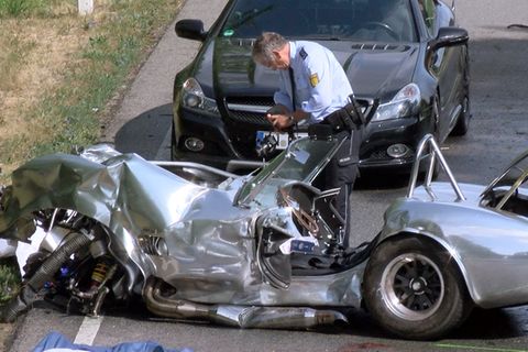 Baden-Württemberg, Wiesloch: Ein zerstörter Oldtimer steht nach einem Unfall auf einer Landstraße