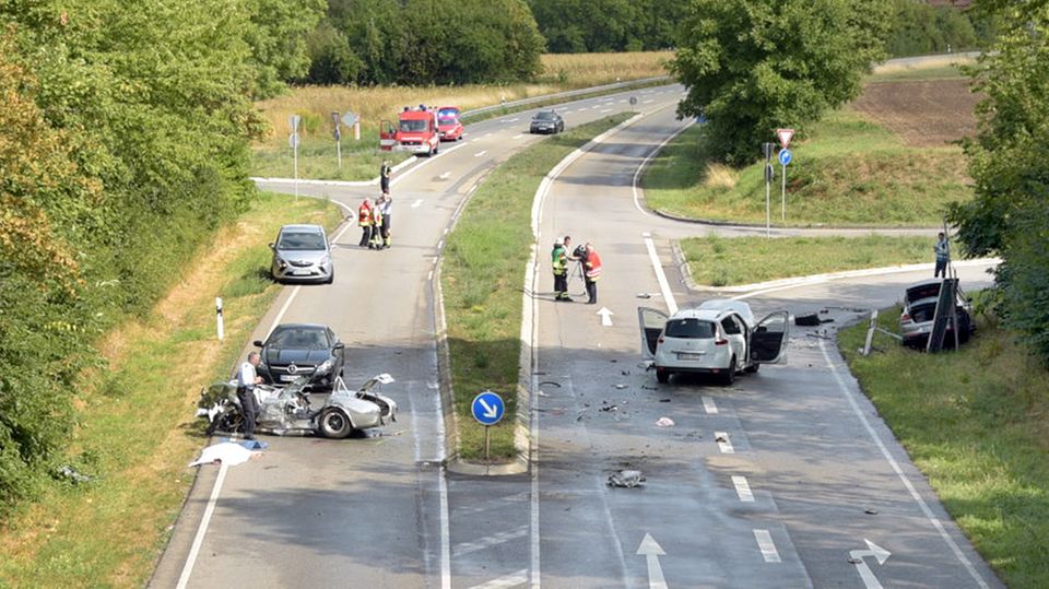 Die drei Unfall-Autos stehen auf der Landstraße bei Wiesloch Die drei Unfall-Autos stehen auf der Landstraße bei Wiesloch