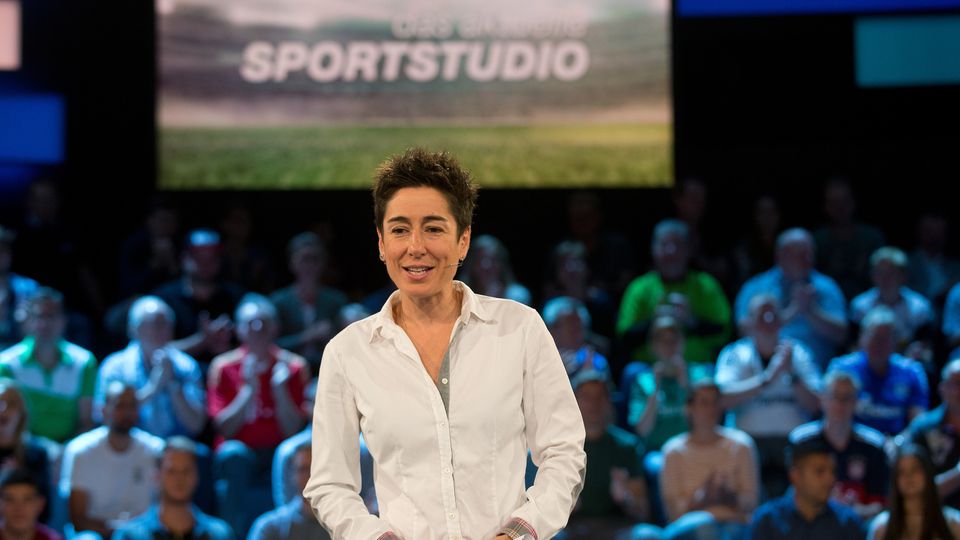 ZDF-Moderatorin Dunja Hayali steht vor dem Publikum in der Sendung "Das aktuelle Sportstudio" und moderiert