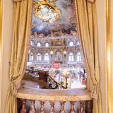 Viele bleiben stehen und zücken erst einmal ihr Smartphone für das neobarocke Ambiente.