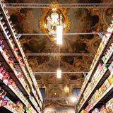 Im Zuge der "Wiebaden Biennale" können Besucher Marmelade und Käse jetzt auch im Foyer des Staatstheaters in Hessens Landeshauptstadt einkaufen.