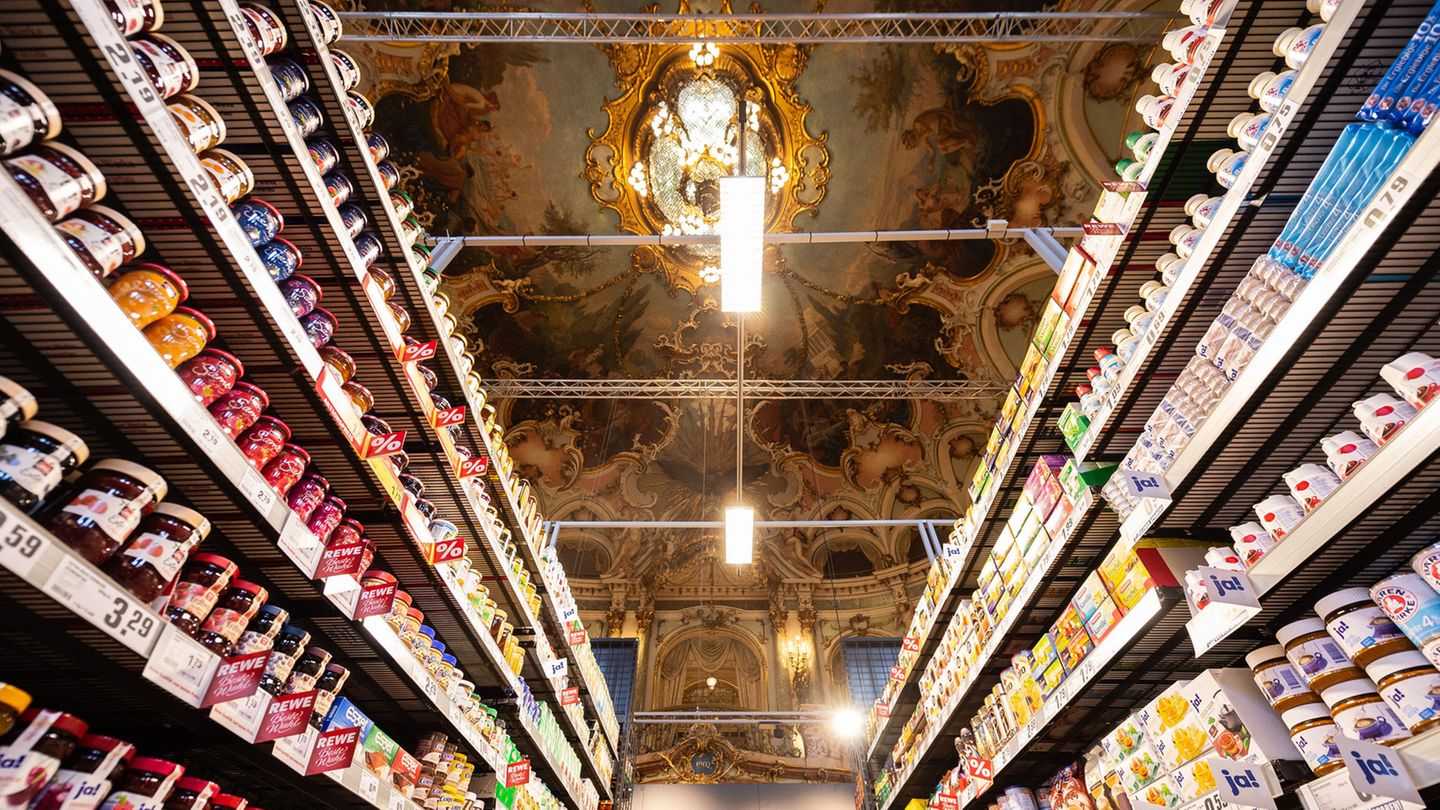 Im Zuge der "Wiebaden Biennale" können Besucher Marmelade und Käse jetzt auch im Foyer des Staatstheaters in Hessens Landeshauptstadt einkaufen.