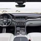 Der Innenraum des VW Atlas Cross Sport Prototyp ist aufgrund des Glasdaches sehr hell