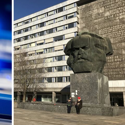 Blaulicht von mehreren Polizeifahrzeugen, das Karl-Marx-Denkmal in Chemnitz