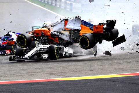 Fernando Alonso fliegt mit seinem McLaren über den Sauber von Charles Leclerc