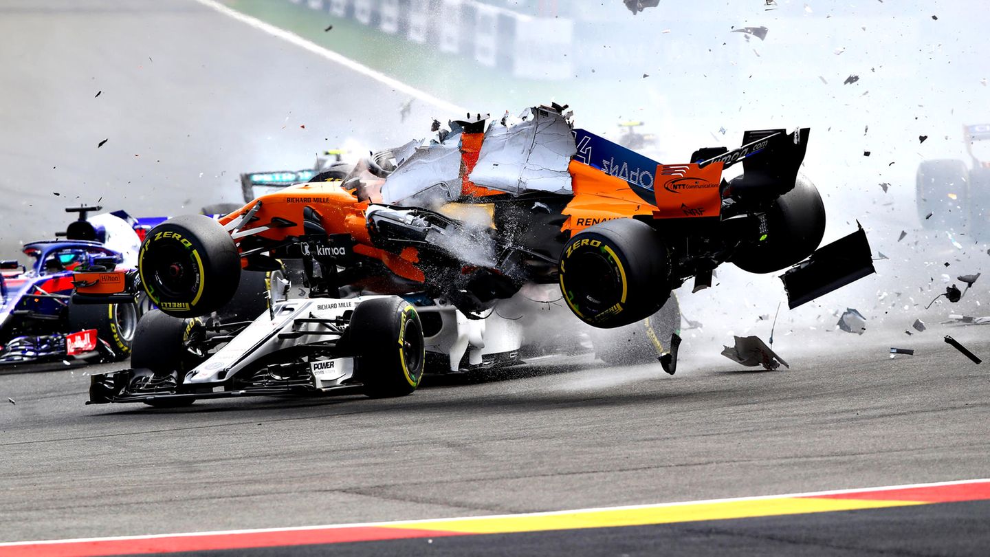 Fernando Alonso fliegt mit seinem McLaren über den Sauber von Charles Leclerc