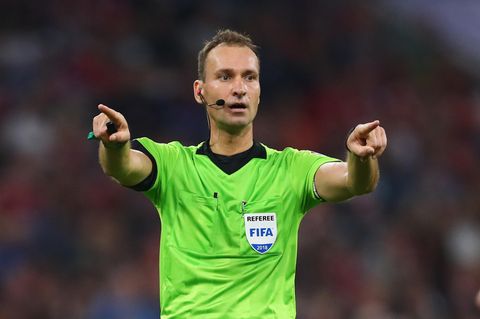 Schiedsrichter Bastian Dankert machte im Eröffnungsspiel der Bayern gegen Hoffenheim das Zeichen für den VAR-Einsatz