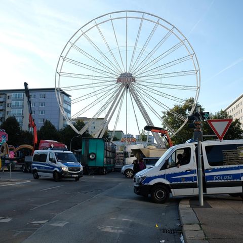 Chemnitz: Ein Polizeifahrzeuge stehen in der Innenstadt vor der Kulisse des abgbrochenen Stadtfestes