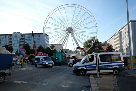 Chemnitz: Ein Polizeifahrzeuge stehen in der Innenstadt vor der Kulisse des abgbrochenen Stadtfestes