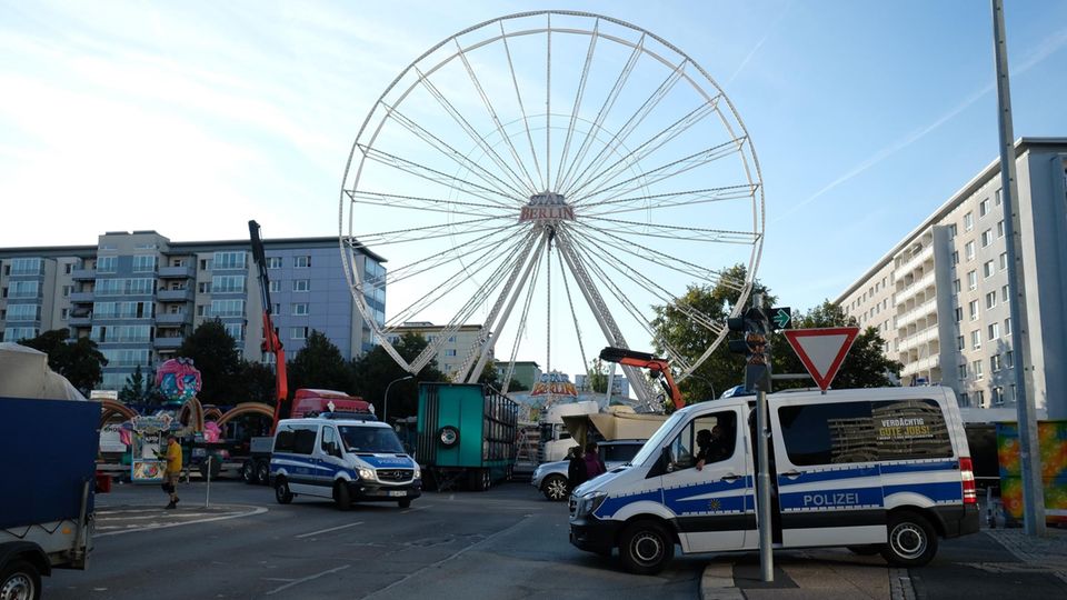 Chemnitz: Ein Polizeifahrzeuge stehen in der Innenstadt vor der Kulisse des abgbrochenen Stadtfestes
