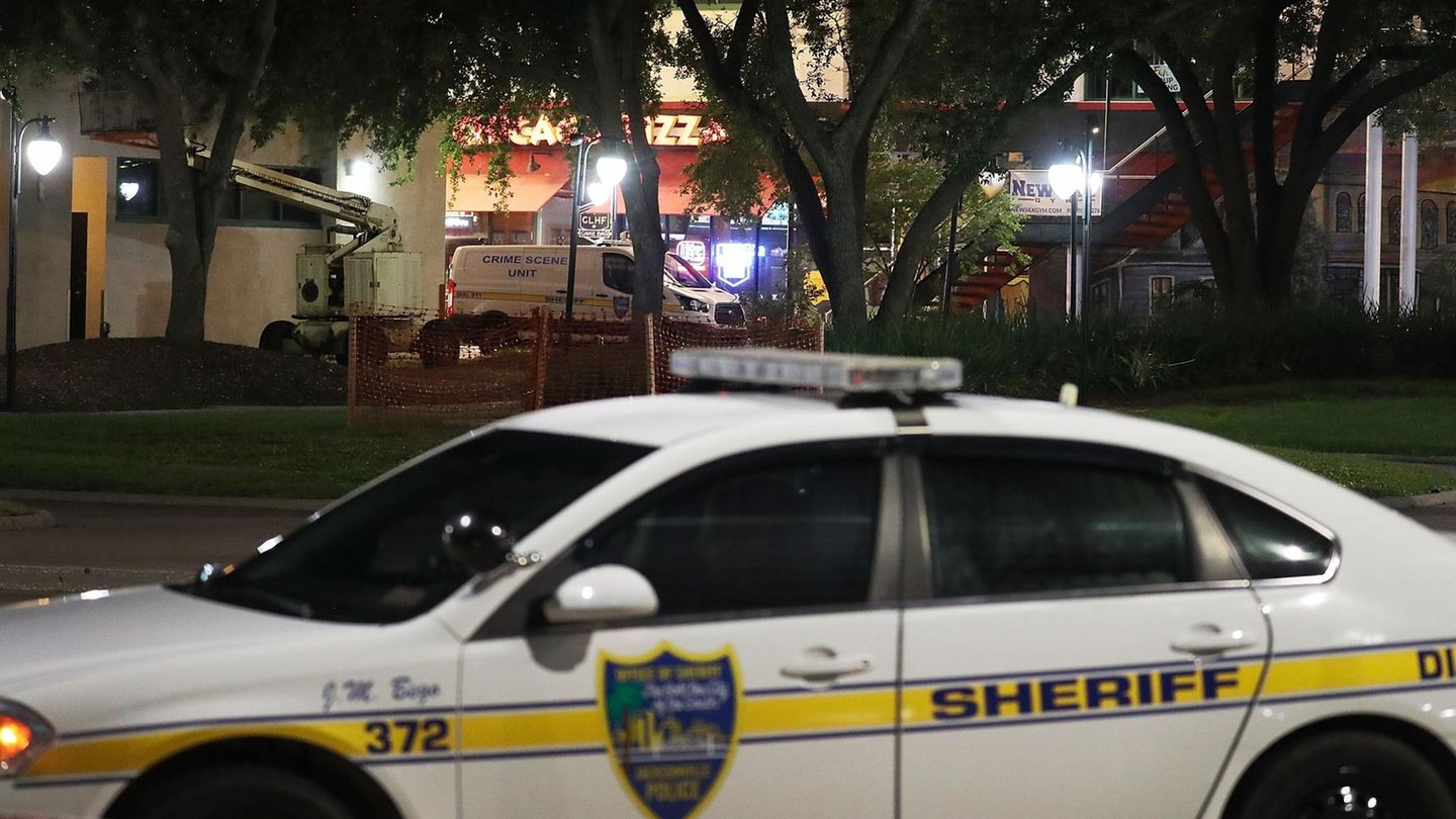 Polizei-Wagen vor dem Landing in Jacksonville - Ein 24-jähriger tötete dort ein Mann zwei Menschen und sich selbst