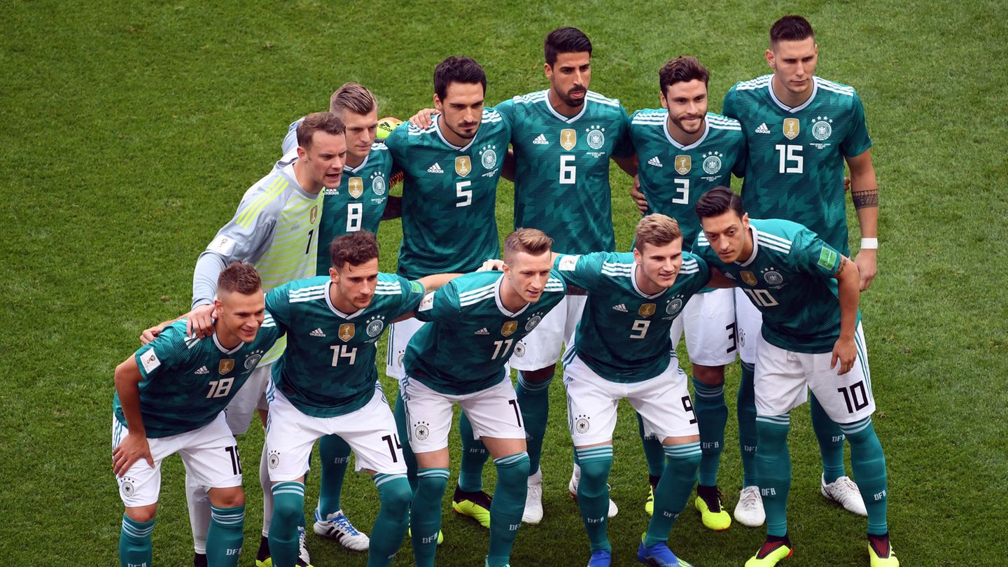 In den grünen Auswärtstrikots posiert die DFB-Elf während der Fußball-WM 2018 für ein Mannschaftsfoto
