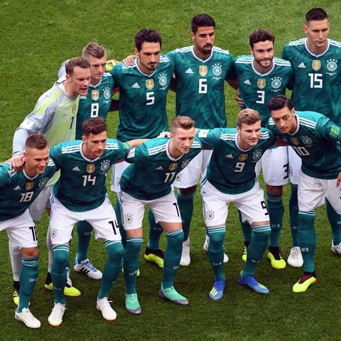 In den grünen Auswärtstrikots posiert die DFB-Elf während der Fußball-WM 2018 für ein Mannschaftsfoto