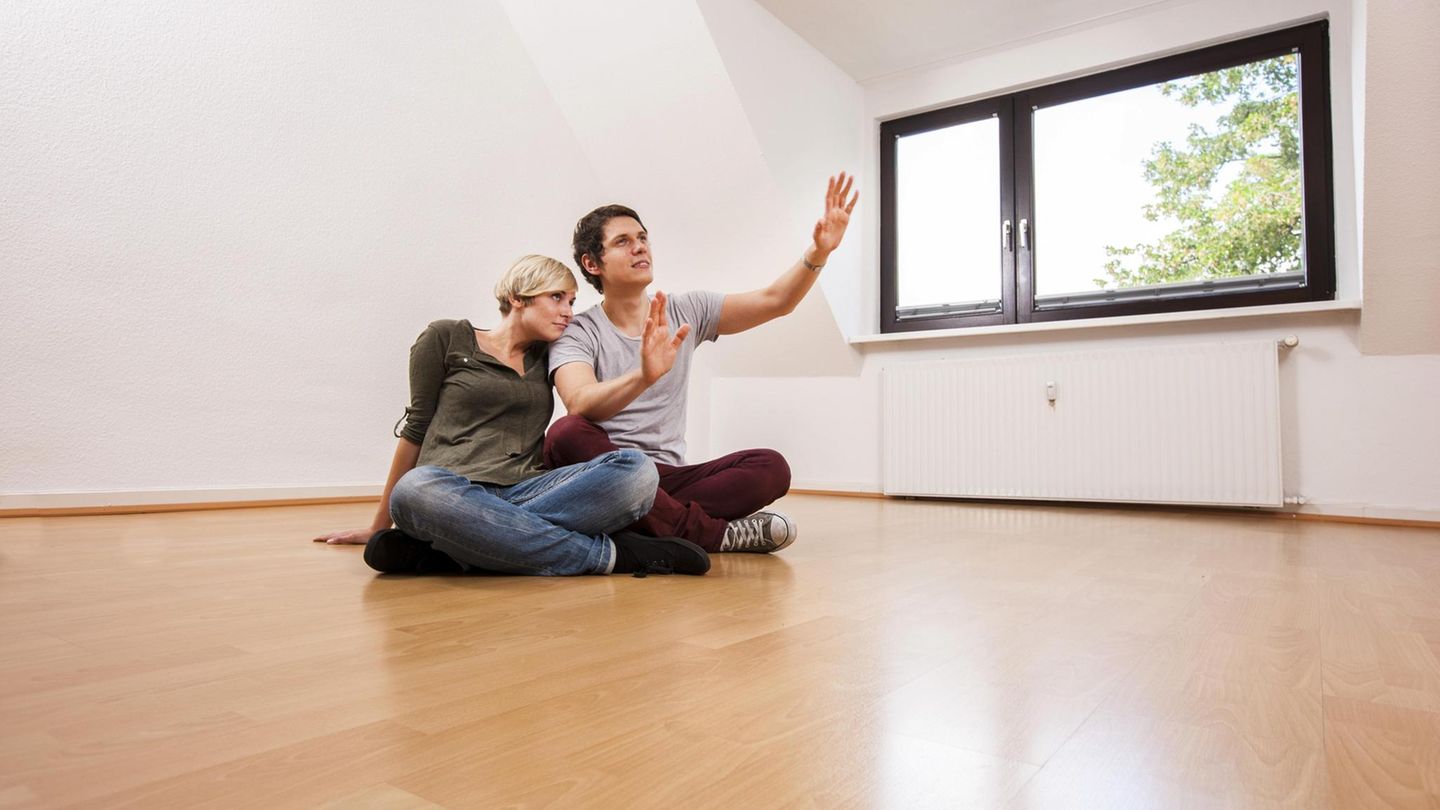 Ein Paar plant die Einrichtung einer neu bezogenen, leeren Wohnung