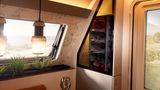 Beim Glamping darf ein Weinschrank nicht fehlen.