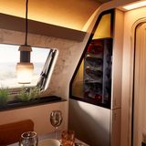 Beim Glamping darf ein Weinschrank nicht fehlen.